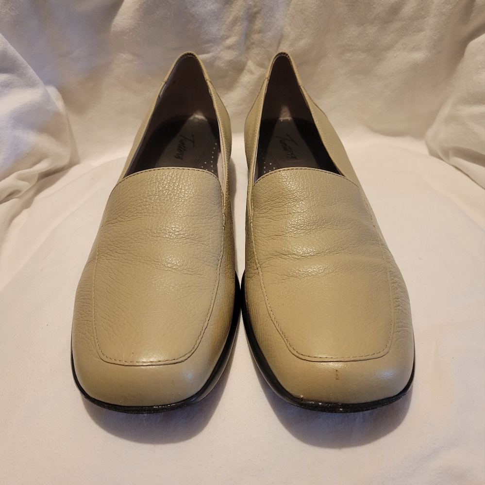 Trotters 'Jenn' cream loafers, sz 13